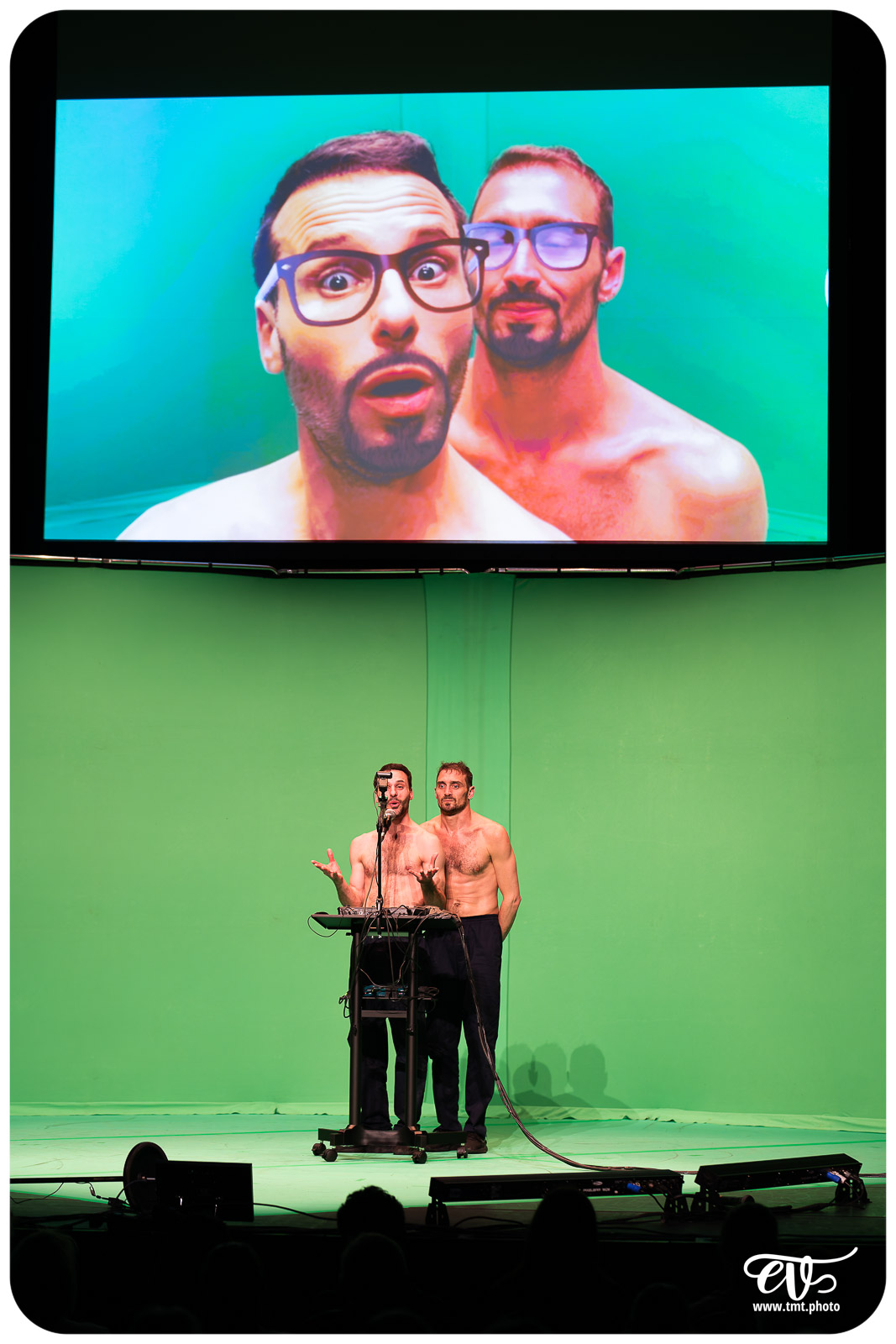 DYSTOPIA (UN POYO ROYO)